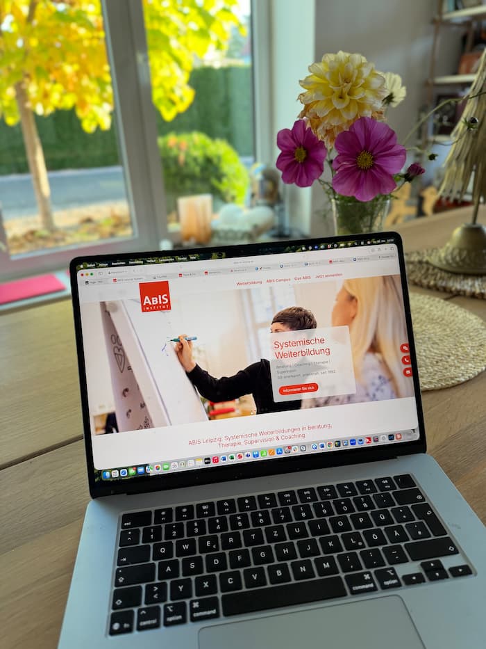 Laptop mit der ABIS-Website am Fenster: Das Praxismodul findet online statt