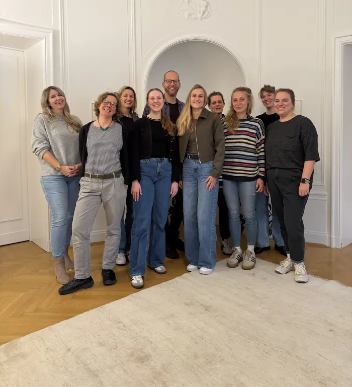 Gruppenfoto zum Kursstart der Weiterbildung Systemische Beratung und Prozessbegleitung im ABIS Leipzig