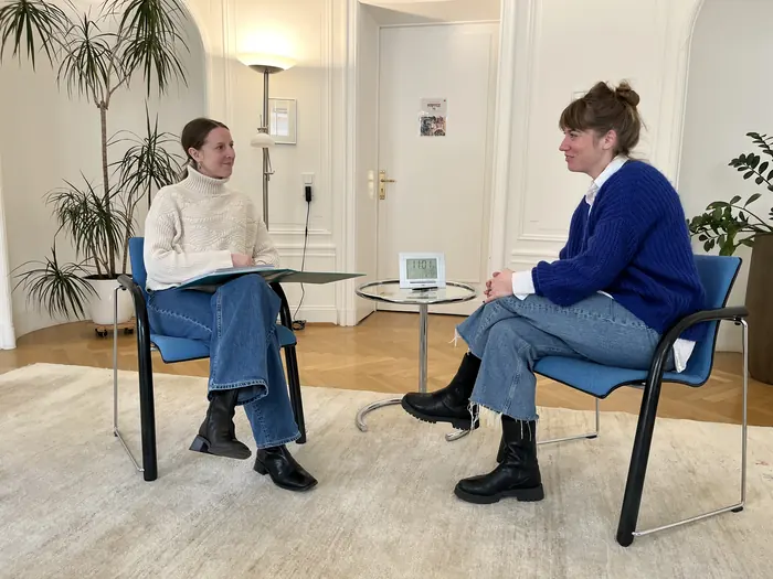 Zwei Teilnehmerinnen üben ein systemisches Beratungsgespräch im ABIS Leipzig