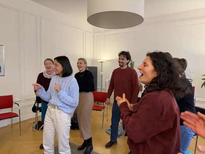 Teilnehmende der Coaching-Ausbildung in Leipzig bei einer Übung in Modul 2 zur Auftragsklärung