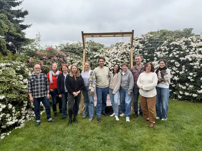 Gruppe der Coaching-Ausbildung Leipzig im Garten des Seminarhauses beim dreitägigen Selbstreflexionsseminar