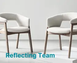 Zwei gegenüberstehende Stühle als Symbol für Reflecting Team in der Organisationsentwicklung.