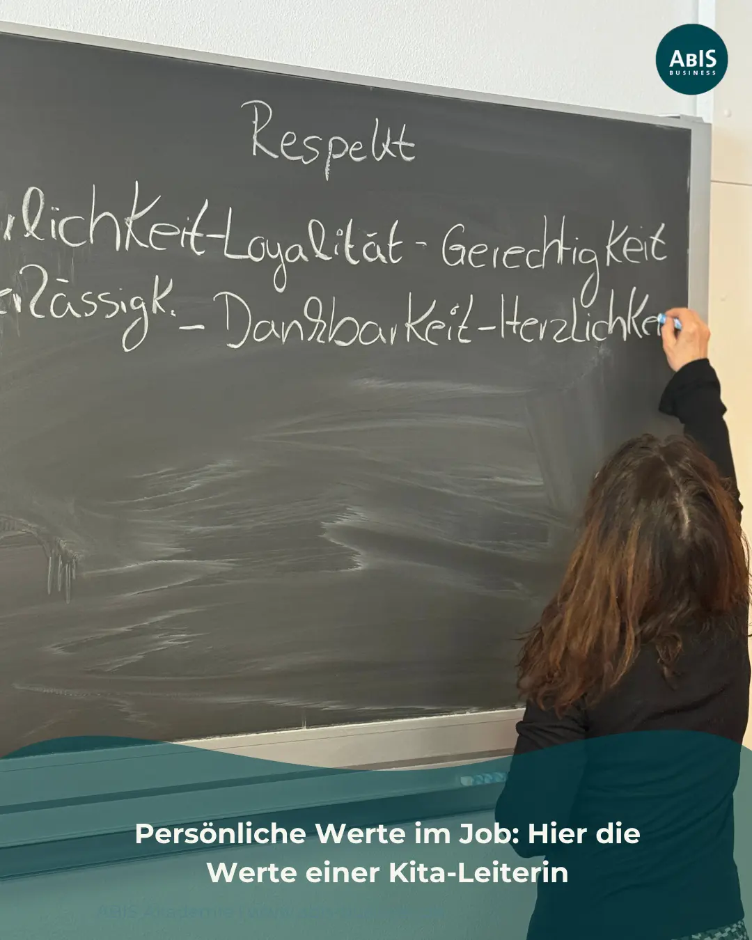 Teilnehmerin schreibt persönliche Werte wie Respekt, Loyalität und Gerechtigkeit an eine Tafel im Rahmen einer Selbstreflexionsübung.