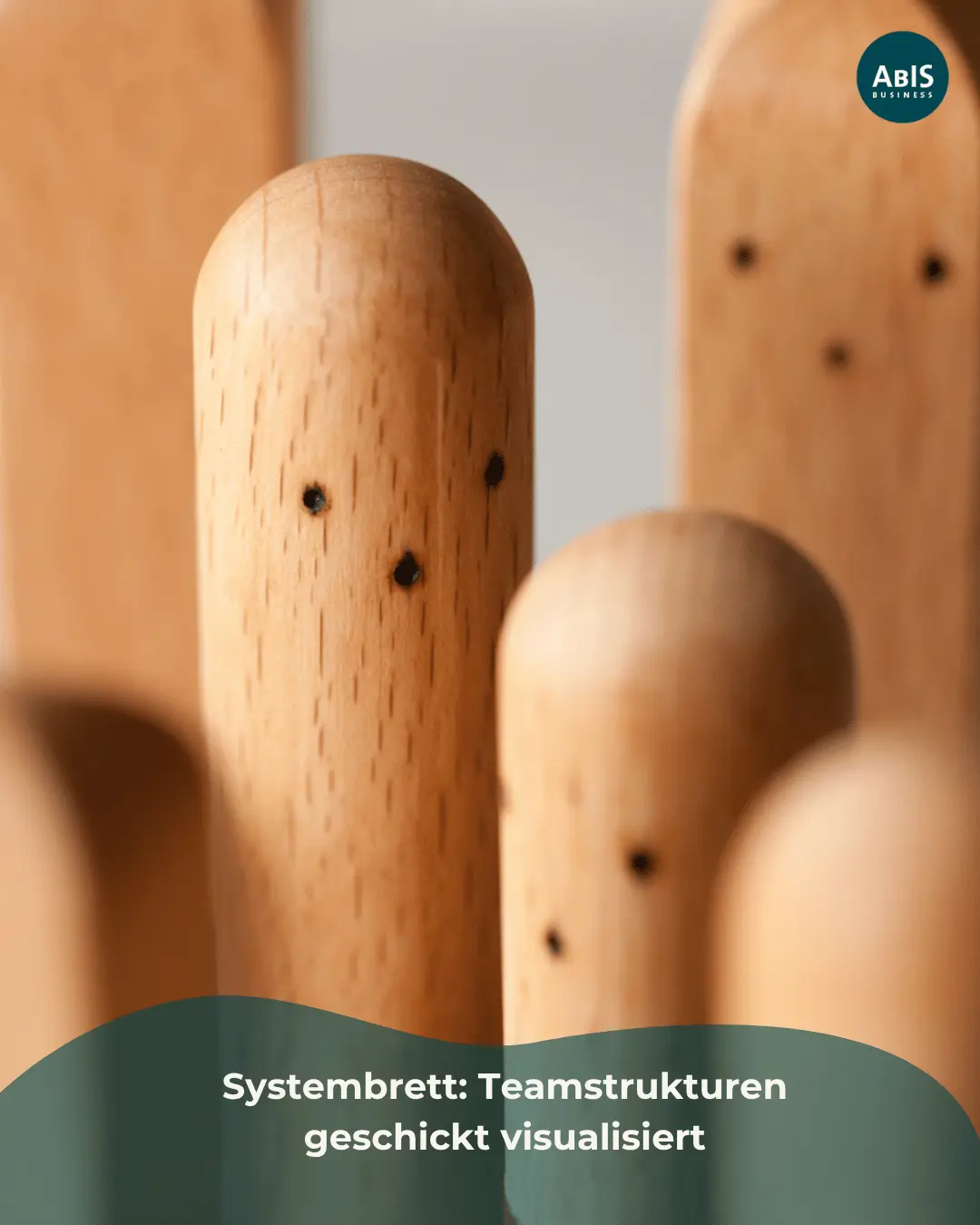 Holzfiguren auf einem Systembrett, die zur Visualisierung von Teamstrukturen und Dynamiken eingesetzt werden.