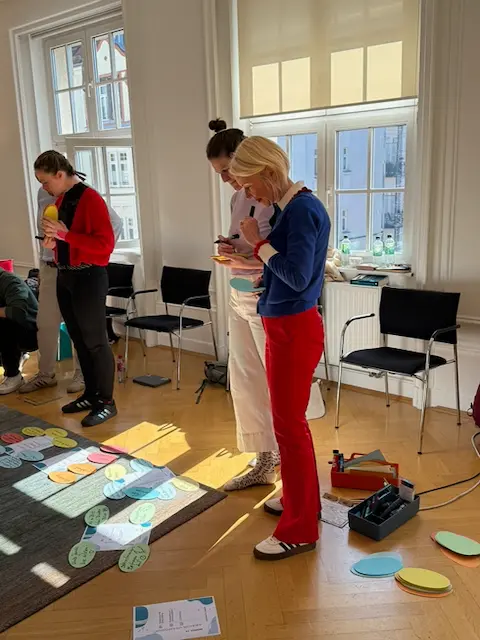Teilnehmende beim Arbeiten im Raum im systemischen Coaching ABIS Akademie Leipzig