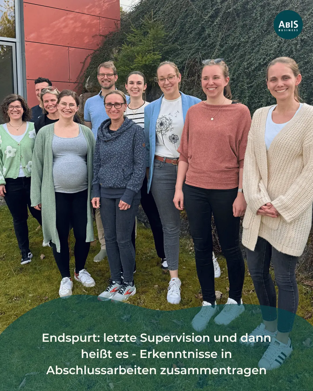 Eine Gruppe von Teilnehmenden mit optimistischen Blick auf die Zertifizierung ihrer Coaching Lernreise