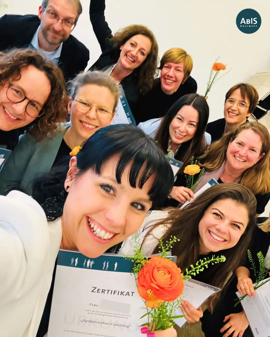 Teilnehmende der Weiterbildung Systemisches Coaching an der ABIS Akademie Stuttgart halten glücklich ihre Abschlusszertifikate in den Händen