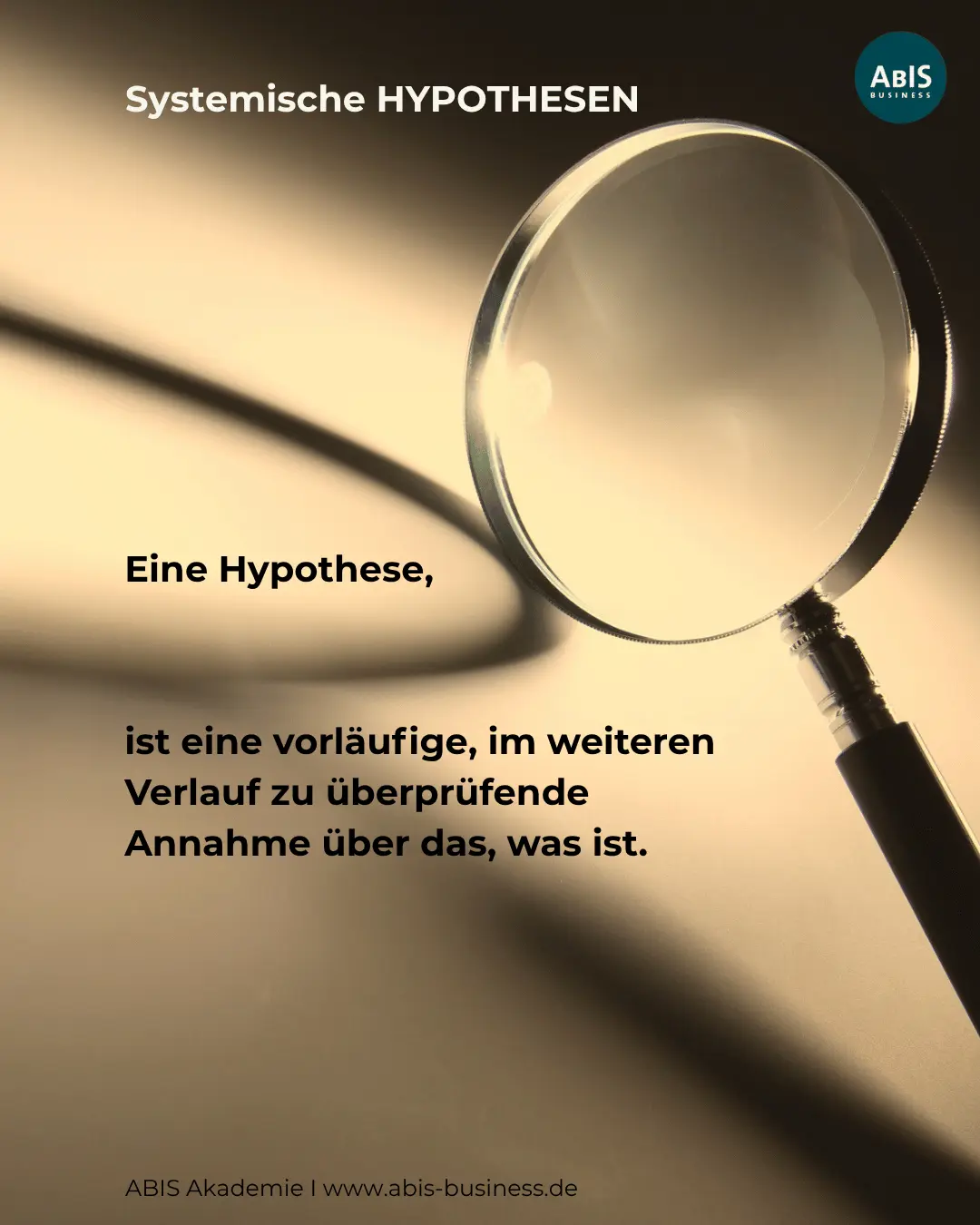 Lupe im Licht, Symbol für systemisches Forschen und das Überprüfen von Hypothesen im Coaching.