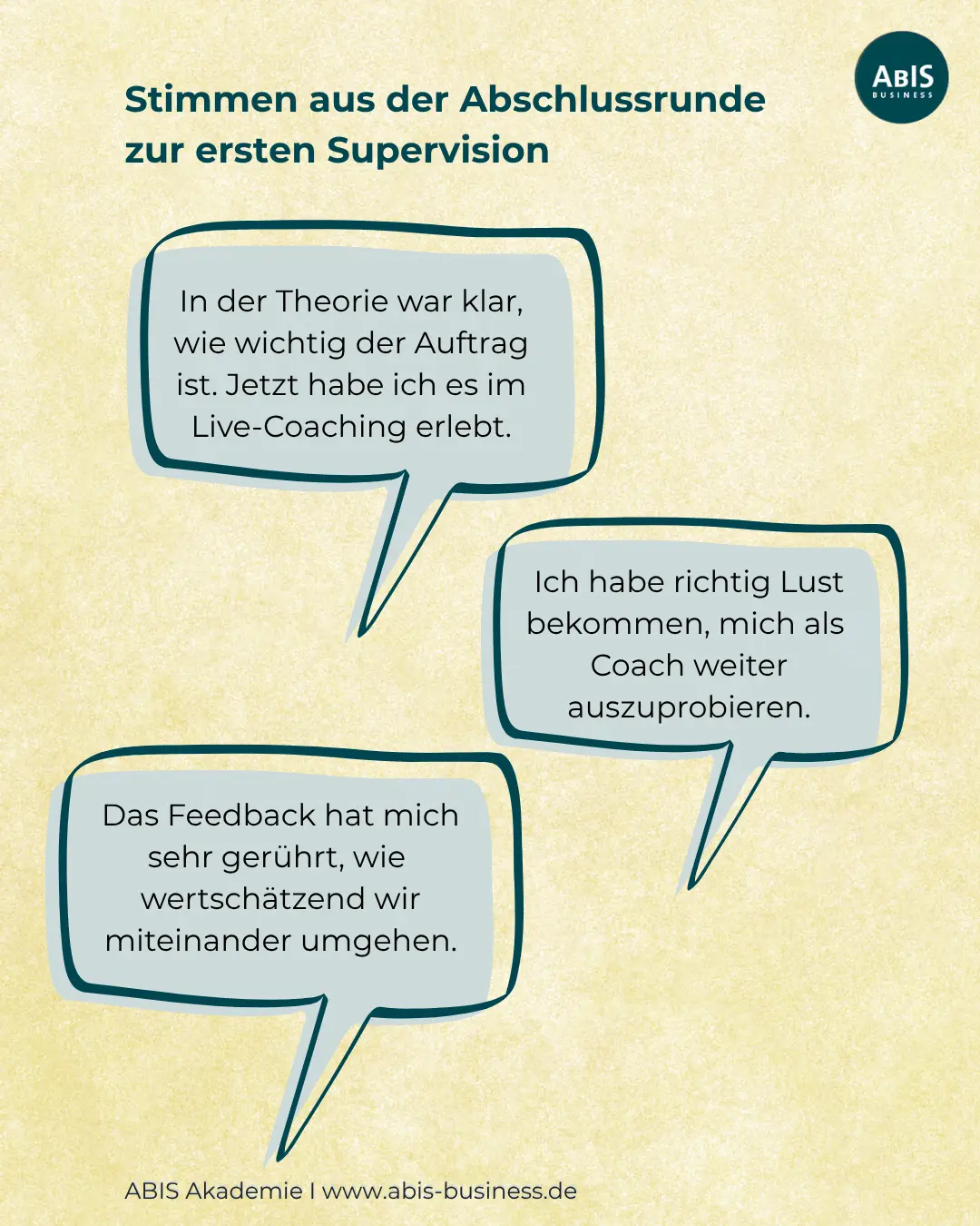 Teilnehmende in der Supervision diskutieren reale Coachingfälle in einer praxisnahen Ausbildungssituation.