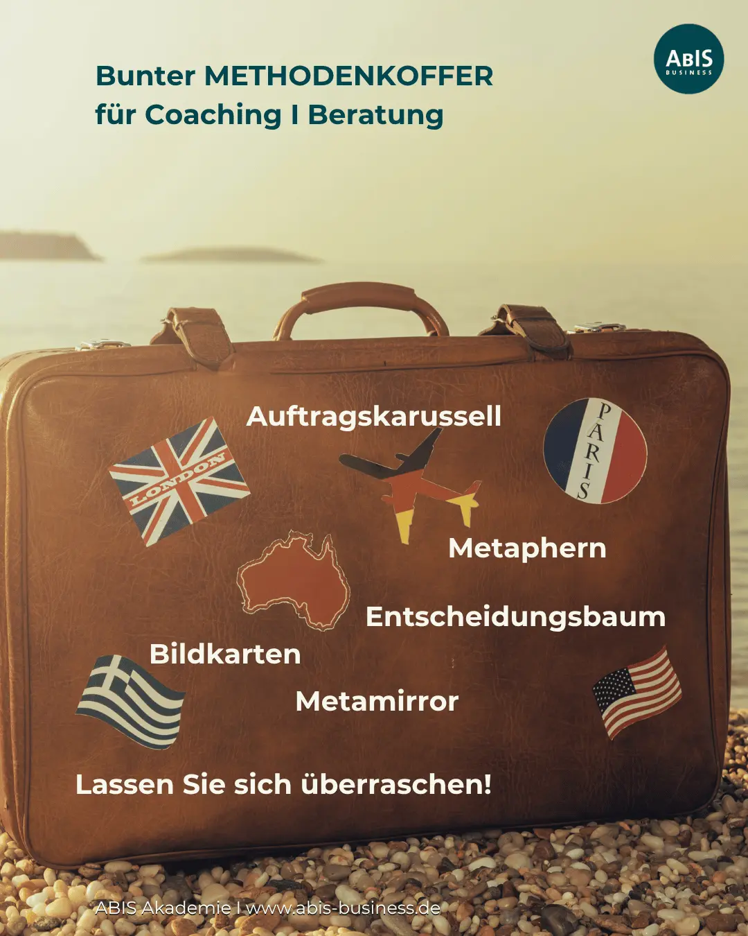 Reisekoffer mit Länderstickern, beschriftet mit Methodenbegriffen wie Metaphern, Bildkarten und Entscheidungsbaum.