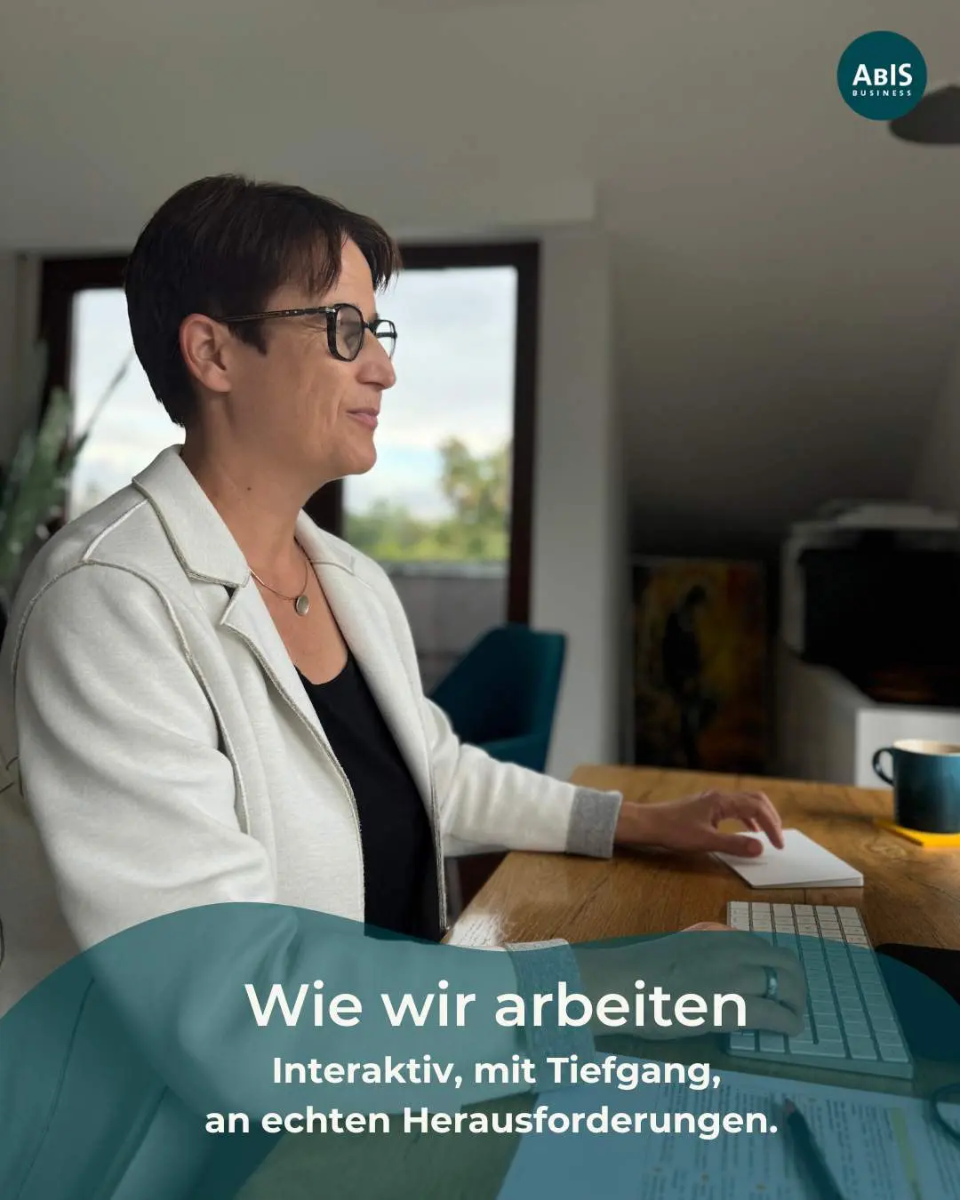 Lehrtrainerin Gundula Ganter am Schreibtisch mit Aussagen dazu, wie wir arbeiten