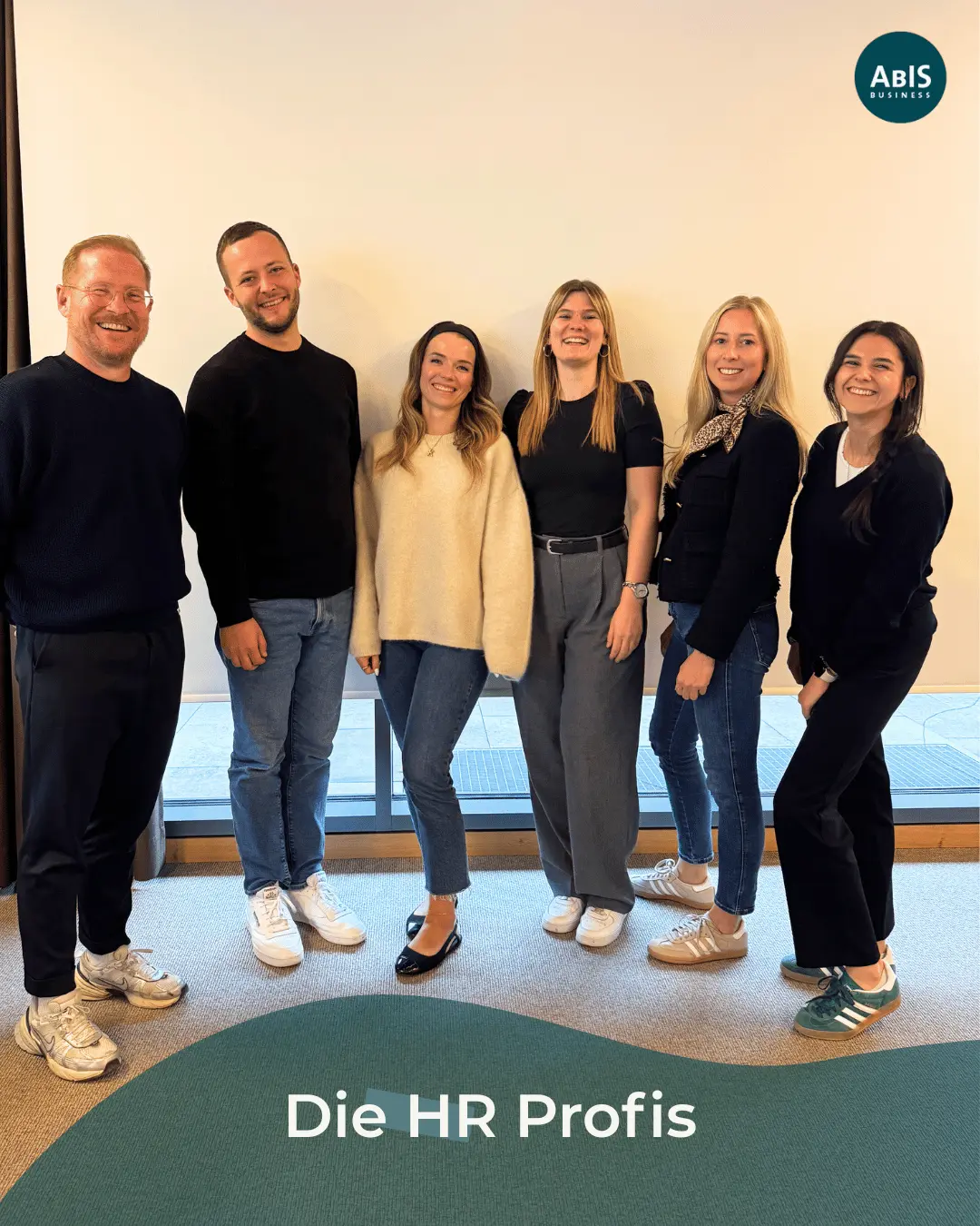 Gruppe glücklicher Absolventinnen und Absolventen der Kompaktweiterbildung „Systemisches Arbeiten in HR“, die gemeinsam für ein Abschlussfoto lächeln.