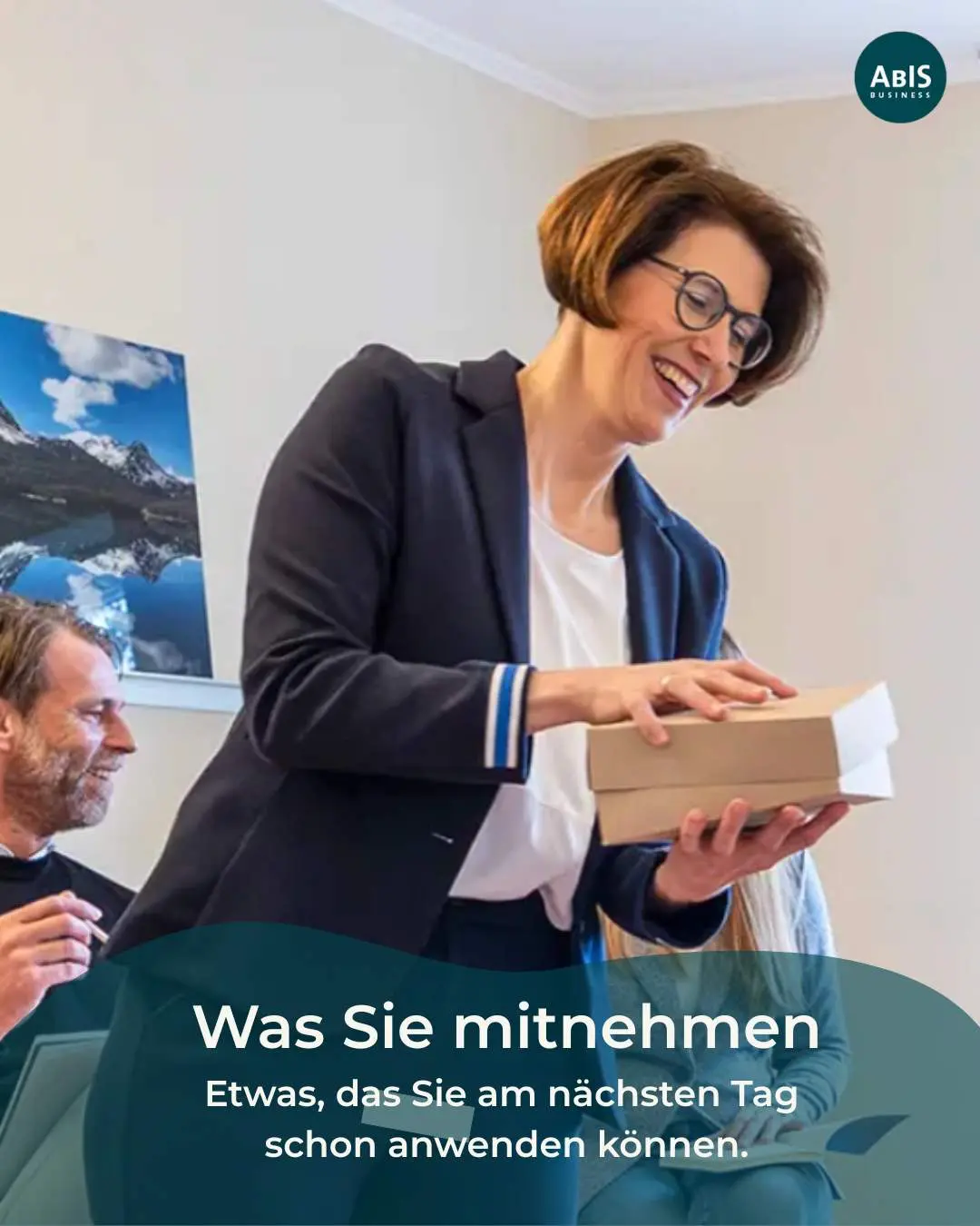 Lehrtrainerin Carmen Nagel mit einer Geschenkbox