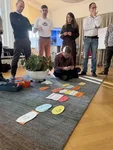 Teamcoaching-Methode mit Karten am Boden in Modul 11 der Coaching-Ausbildung in Leipzig