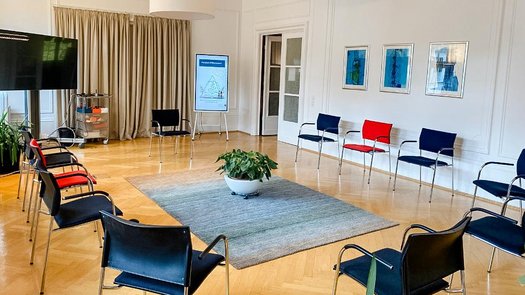 Seminarraum mit Stuhlkreis und Flipchart am ABIS in Leipzig